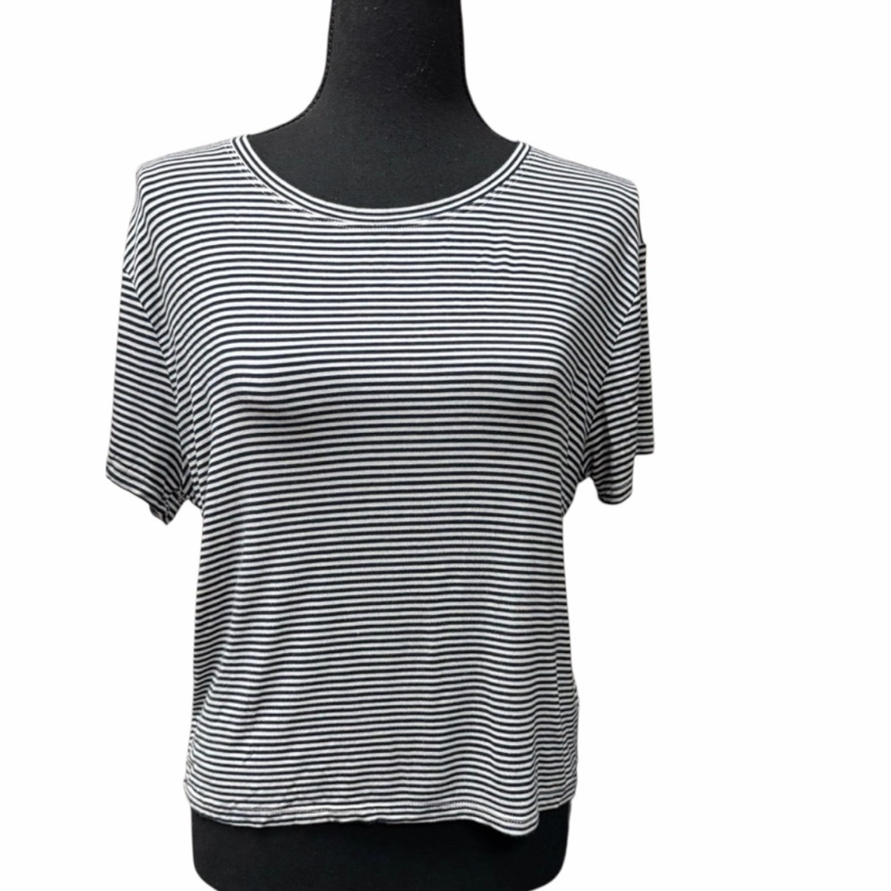J.o&co Chic Striped Blue and White Cropped Women's Tee Size XL/TG